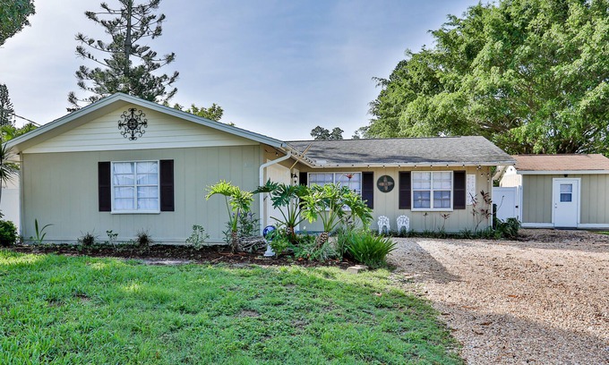 South Gate Ridge House | Welcoming home with enclosed yard, gas grill, bikes, deck, washer/dryer, and AC
