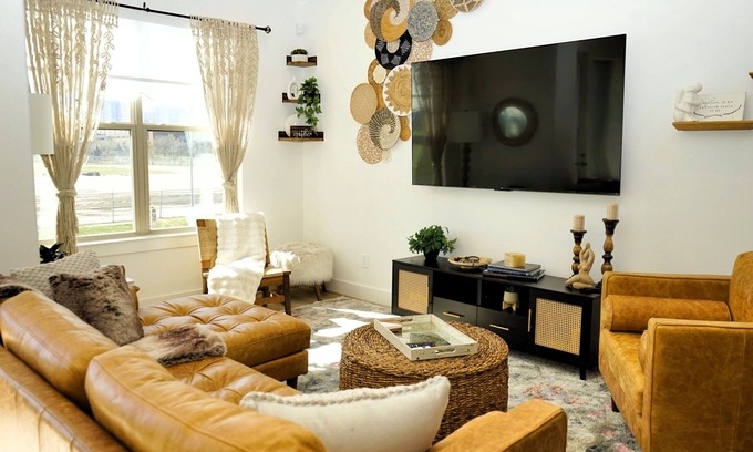 Northside House | Welcoming Houston haven with Beautiful Skyline Vw