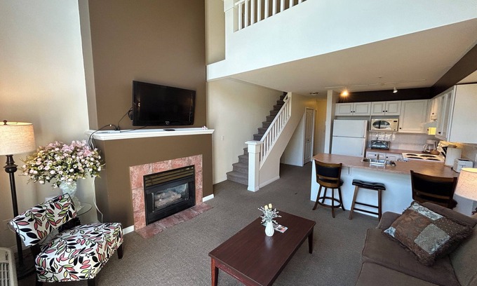 Quail Ridge Apartment | Welcoming Loft With Golf Course View - 312