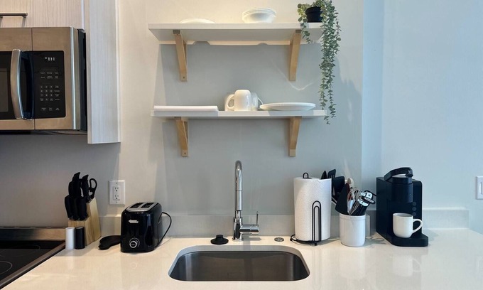 River North Art District Apartment | Welcoming Studio in Rino