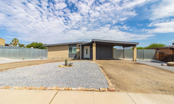 Tucson House | Welcoming to Lincoln Haus, East side Tucson with Fire Pit.