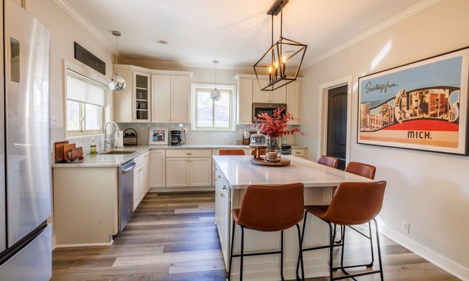 Mount Clemens House | Welcoming updated modern 3-bedroom house in Mount Clemens