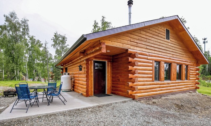 Meadow Lakes Cabin | Welcoming Wasilla Cabin w/Patio!
