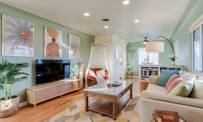 Aurora House | Well-Appointed Family Summer Home - King Bed - Close to DEN & Anschutz