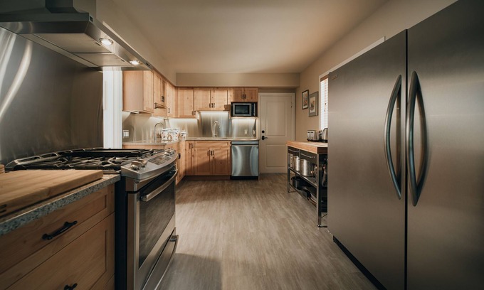 West Hillhurst House | Well appointed homey bungalow, private deck, wilderness garden, quiet street.