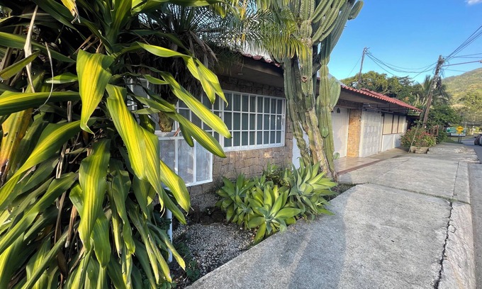 Ciudad Colon House | Well-appointed private 3 bedroom house - fast wifi, attached garage, laundry & +