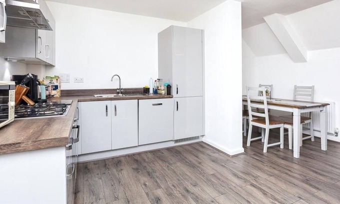 Ifield Apartment | Well Connected Refurbished Apartment