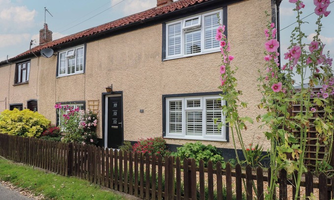 Grimston House | WELL COTTAGE, family friendly, character holiday cottage in Grimston
