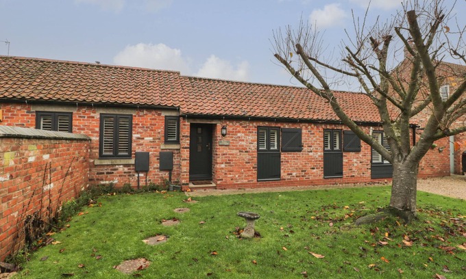 Leven Cottage | WELL COTTAGE, family friendly, with hot tub in Leven Near Beverley