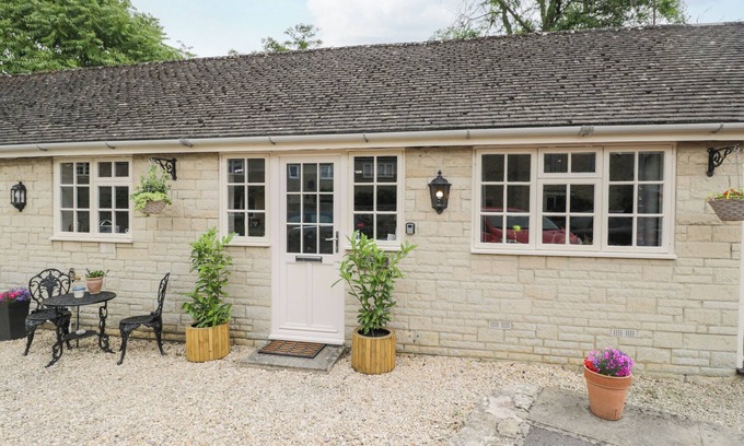 Crudwell Cottage | WELL COTTAGE, pet friendly, with a garden in Crudwell