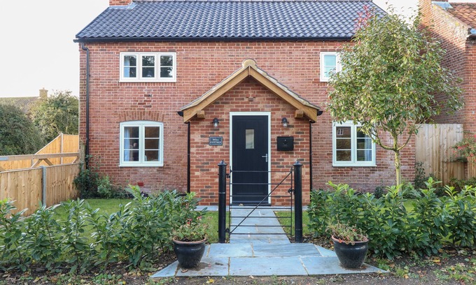 Seething Cottage | WELL COTTAGE, pet friendly, with open fire in Loddon