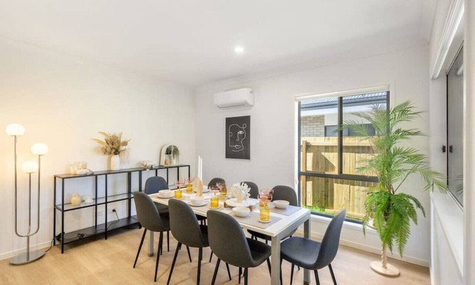 Browns Plains House | Well-decorated 4BR Family home steps to mall