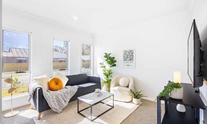 Browns Plains House | Well-decorated 4BR Family home steps to mall