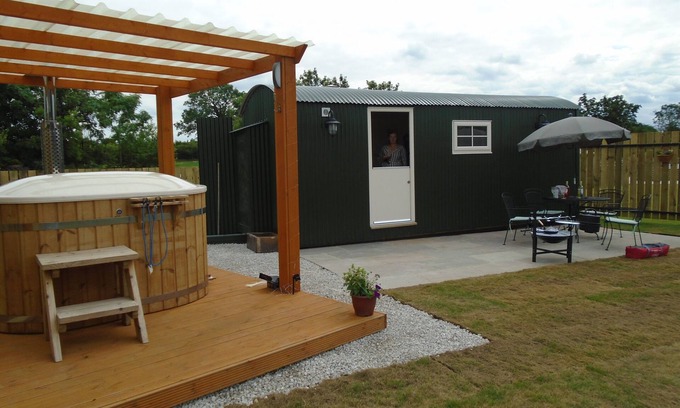 Staveley Cabin | Well equiped shepherds hut ferrensby north yorkshire with hot tub & sauna barrel