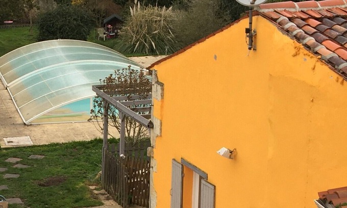 Saint-Jean-d'Angely House | well-equipped gîte with swimming pool, large garden, garden furniture x2, barbecue,