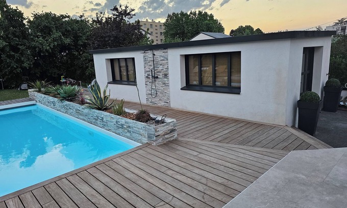 Decines-Charpieu Bed & Breakfast | Well-equipped outbuilding near groupama stadium