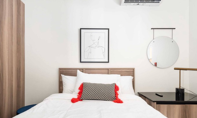 Latin Quarter Apartment | Well-equipped room in Quartier des Spectacles
