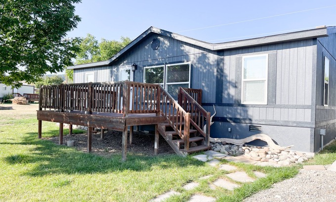 Fort Smith House | Well kept cozy home located right next to the Big Horn River and Yellowtail Dam