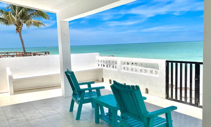 Chelem House | Well-located 3 BR Beachfront house