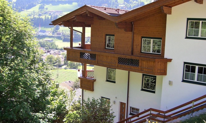Hainzenberg Apartment | Well maintained, quiet and sunny apartment with stunning panoramic views