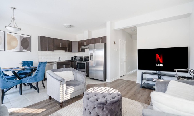 Welland House | Welland’s Modern & Stylish 3-Bedroom Townhouse Near Niagara Falls