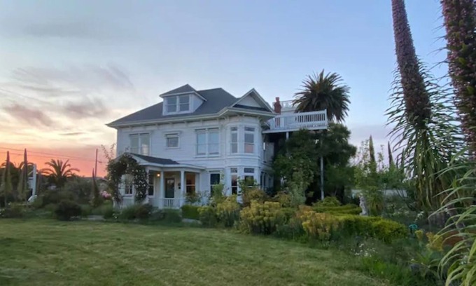Fort Bragg House | Weller House Historic Coastal Victorian and Ballroom