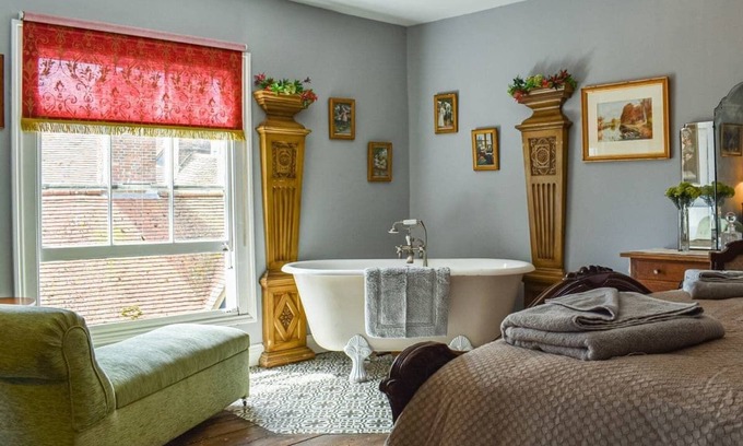 Old Town Hastings House | WELLESLEY’S RETREAT - Romantic luxury High Street apartment