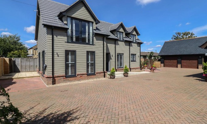 Littleport House | Wellington Cottage