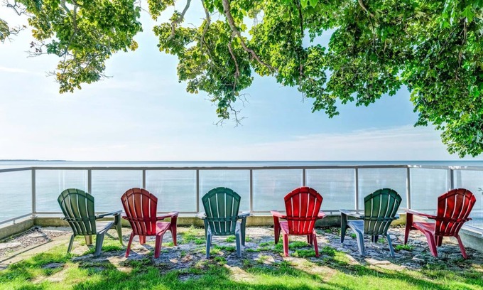 Wellington House | Wellington Lake House on Waterfront