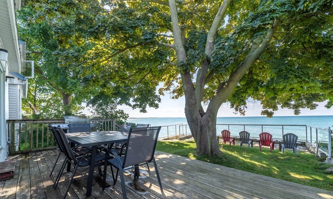 Wellington House | Wellington Lake House-waterfront