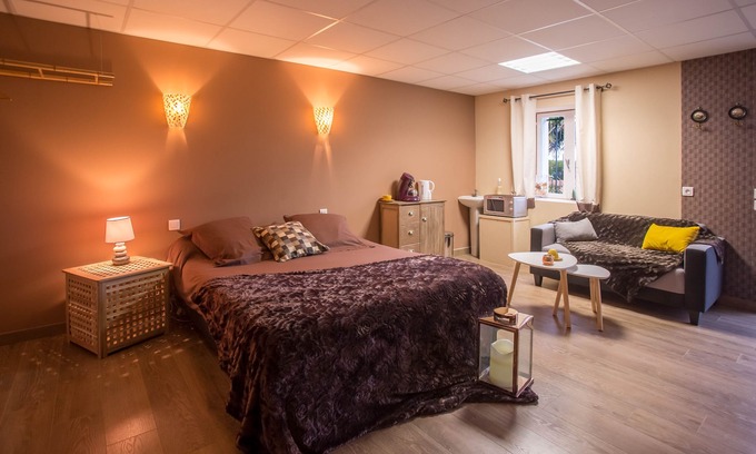 Villeneuve-de-Riviere House | Wellness center and its king size bedroom overlooking the Pyrenees