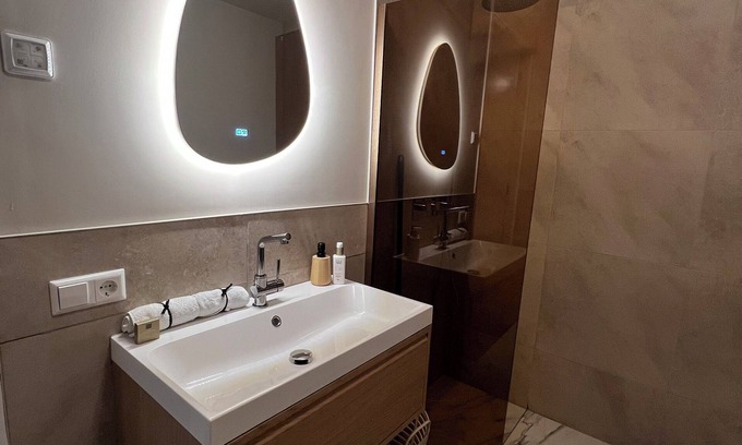 Bodegraven Apartment | Wellness-Loft: sauna, jacuzzi& cinema. Centrally located near the station