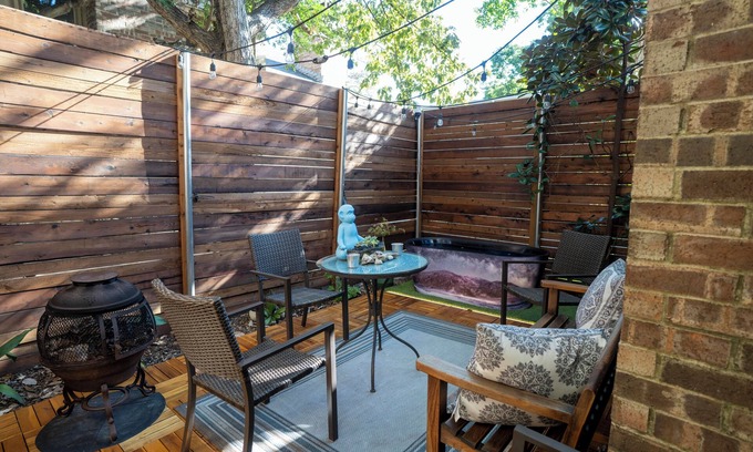 Oak Lawn House | Wellness sauna/cold plunge retreat across from pickleball/tennis court in Uptown