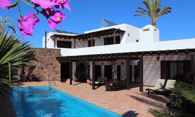 Villaverde Villa | Wellness Villa Luxe - Heated Pool - Steam Room - WiFi Netflix Sonos Trop Garden