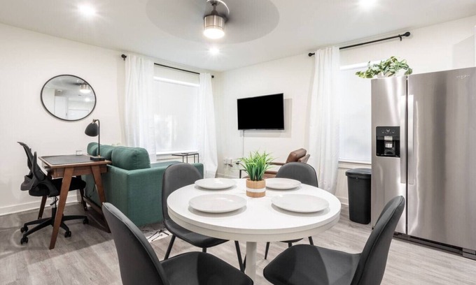 Kessler Apartment | WeLoveBishopArts! King Bed|2nd Floor