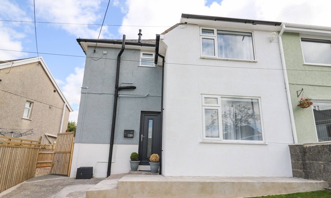 Ammanford Cottage | WELSH VALLEY HOUSE, family friendly in Gwaun-Cae-Gurwen