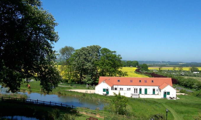 Horncastle Cottage | Wendy's Wing is an accessible holiday cottage for 2 with wet-room, pets welcome.
