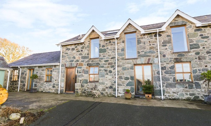 Dinas Cottage | WERN OLAU COTTAGE, family friendly, with hot tub in Groeslon