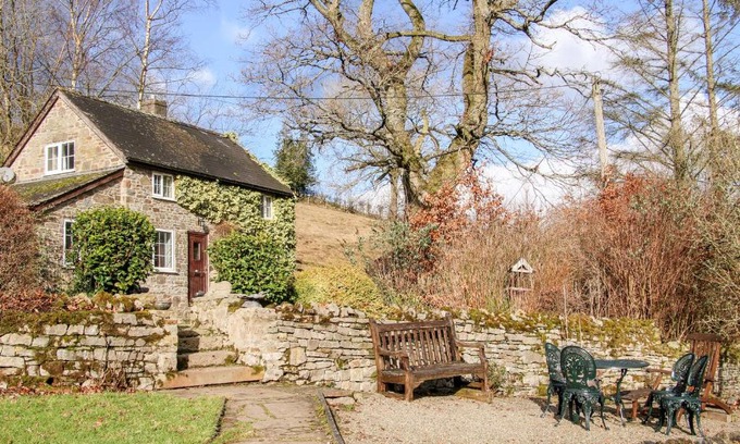 Newcastle-on-Clun House | Wern Tanglas Cottage