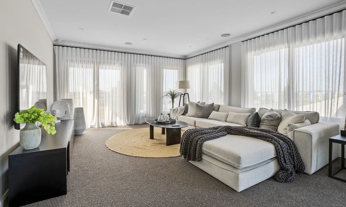 Werribee House | Werribee Gem Luxe Home Family Getaway 6Bed Netflix