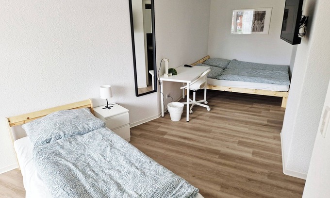 Brake Apartment | Weser Pension - Dreibettzimmer mit Eigenem Bad Nr. 5