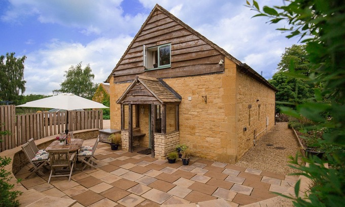 Andoversford Cottage | West Barn Cottage, Shipton Oliffe - sleeps 4 guests in 2 bedrooms