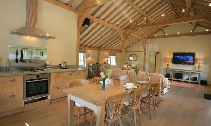Kidlington Cottage | WEST BARN, pet friendly, character holiday cottage in Tackley