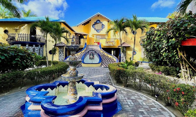 Antoneys Cay House | West Bay Beach 9 Bedroom Treasure Castle sleeps 35 Private balconies on water