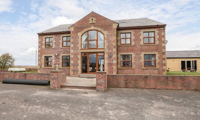 Wigton Cottage | WEST BORDER FARM, pet friendly, with hot tub in Abbeytown