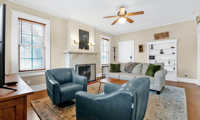 West Campus House | West Campus Dream – Private Pet Friendly 2 BDR by UT Campus! Walk to Dining