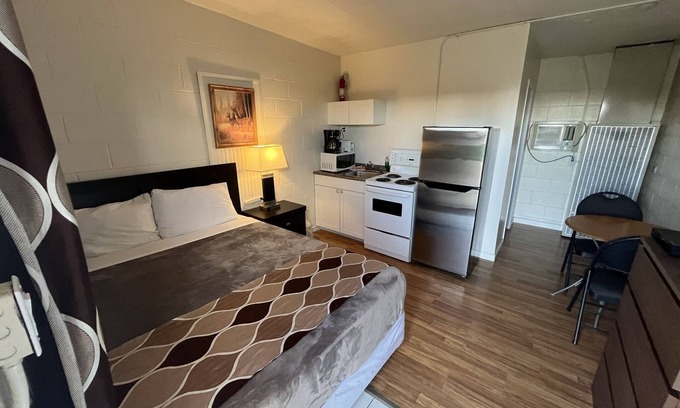 Pincher Creek Hotel | West Castle Motel