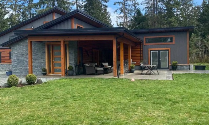 Courtenay House | West coast 3 acres fenced home. With privacy, pet friendly, grass. Cedar Sauna