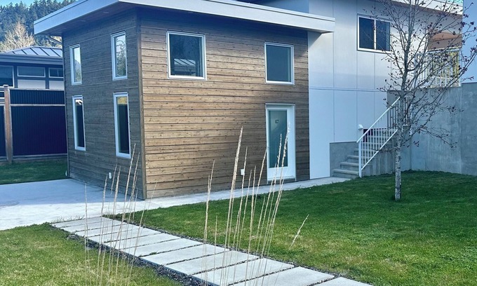 North Saanich Cottage | West Coast Executive Carriage House
