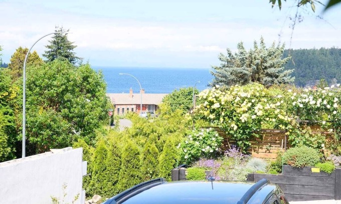 Departure Bay House | West Coast Retreat in a Quiet Neighborhood
